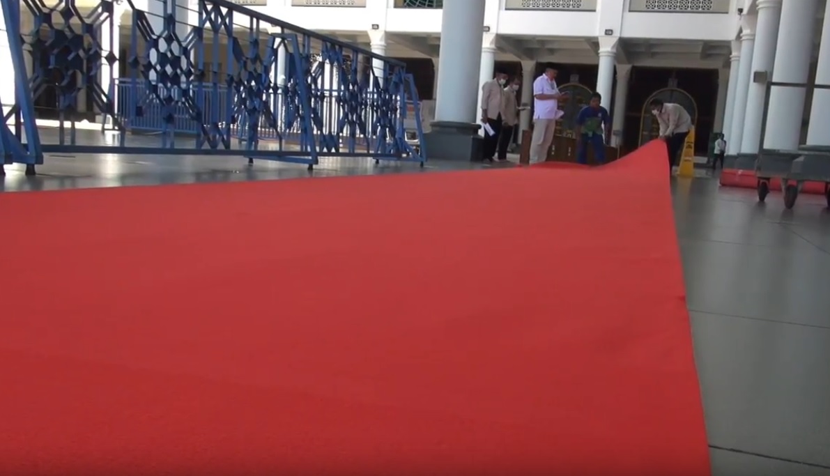 Petugas memasang karpet  merah untuk para jamaah salat Idul Fitri (Foto / Metro TV)