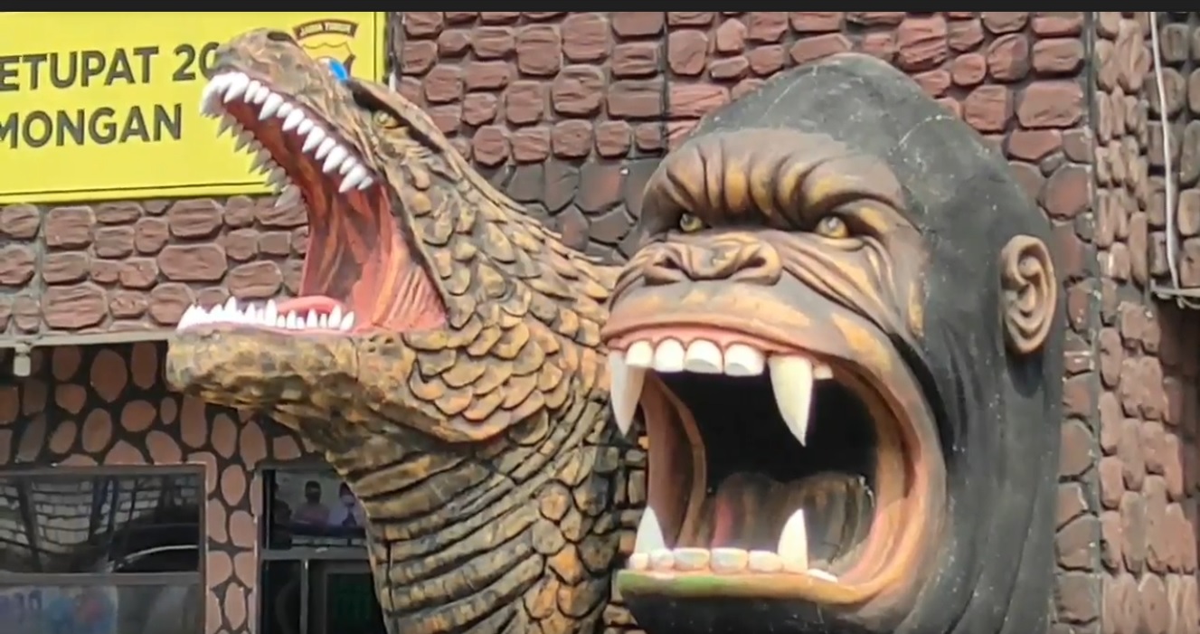 Godzilla Vs Kong terpasang di Pos Polisi Lamongan. (metrotv)