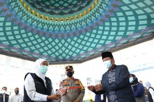Terima Tanda Masuk, Khofifah Sholat  Id di Masjid Al Akbar