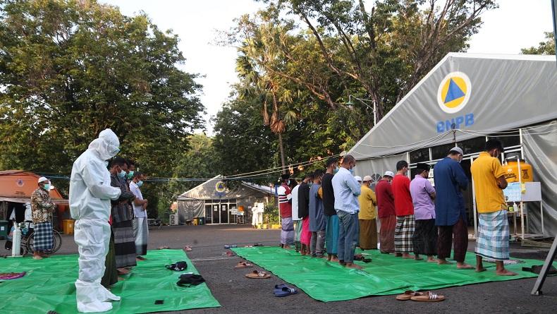 Pasien dan tenaga medis melakukan salat Idul Fitri di RS Lapangan Indrapura Surabaya (Foto / Metro TV)