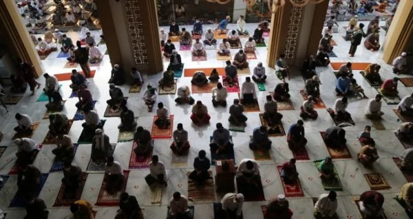 Petugas Kewalahan, Jamaah Salat Idul Fitri di Bojonegoro Membeludak