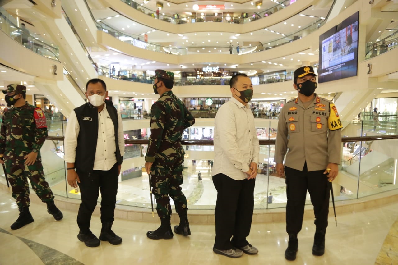 Kapolda Jatim Irjen Nico Afinta bersama Forkopimda Jatim saat mengecek prokes di Tunjungan Plaza Surabaya (Foto / Metro TV)