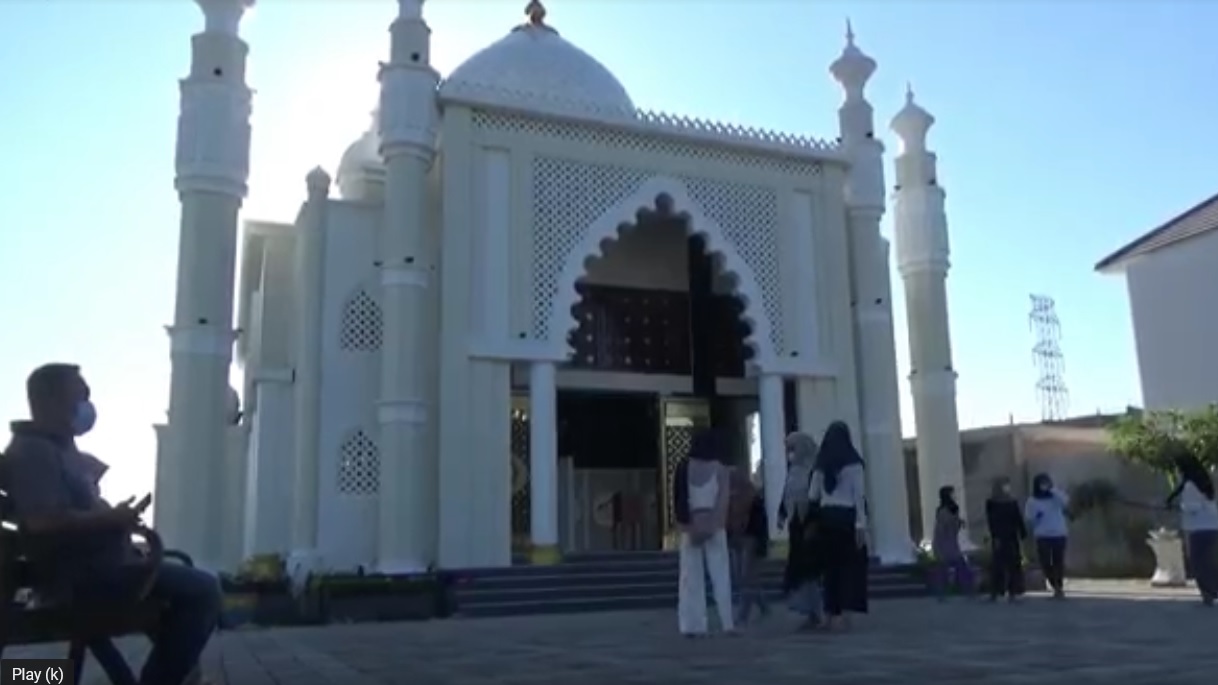 Sejumlah warga menikmati keindahan Masjid Al-Amin Gresik. (metrotv)