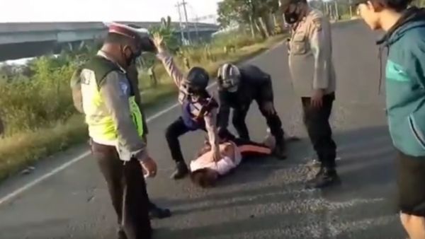 Warga Sholat Id, Pria Pasuruan Kesurupan
