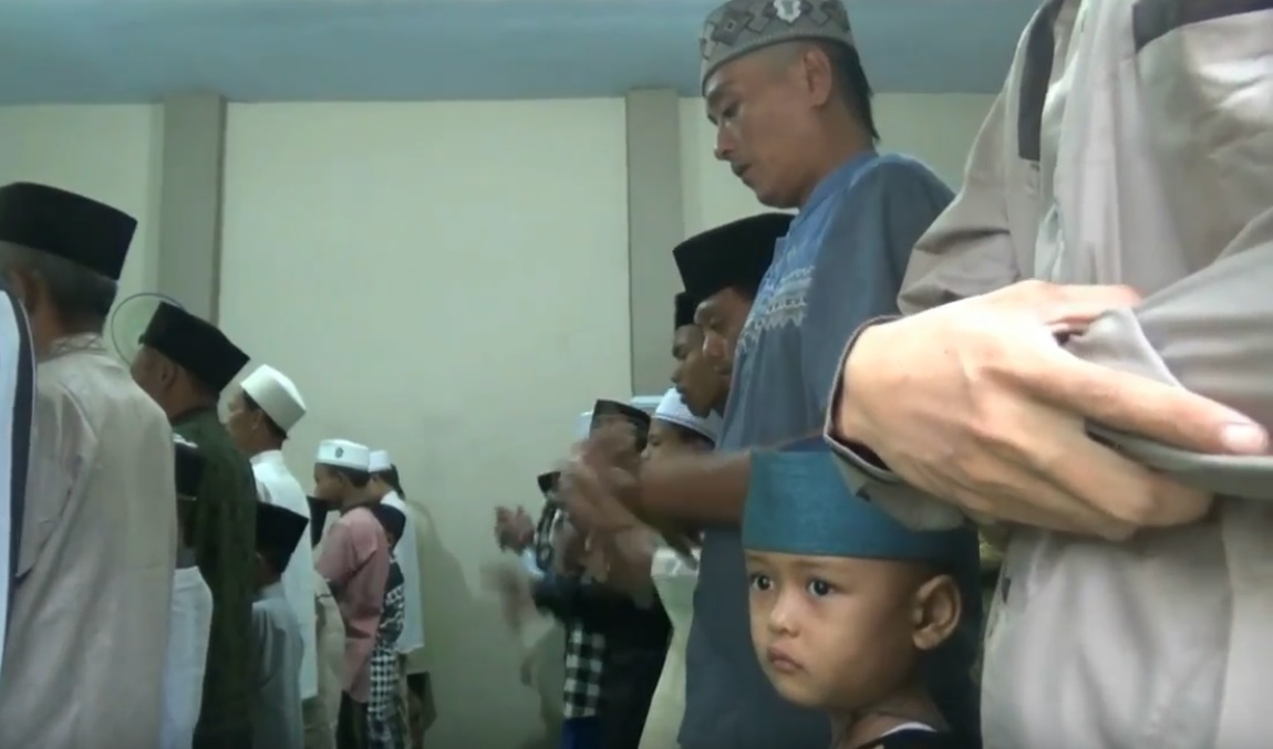  Puluhan muslim aboge di Dusun Krajan, Desa Leces menggelar sholat idul fitri. (metrotv)