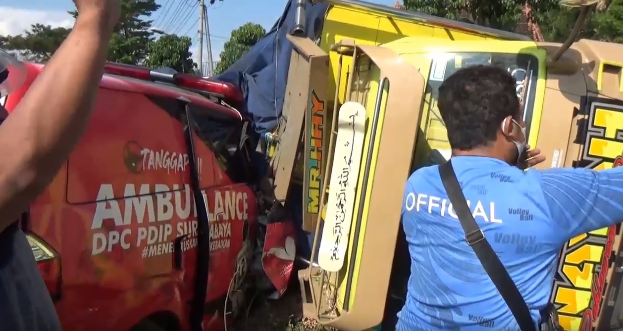 Proses evakuasi sopir mobil ambulans yang terjepit truk berlangsung dramatis. (metrotv)