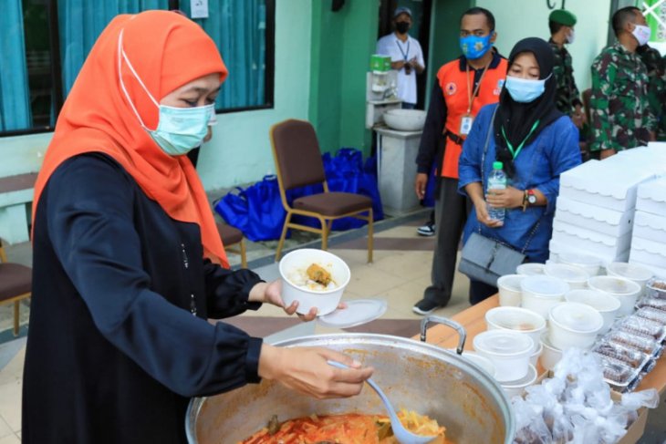 Gebernur Jatim Khofifah membawa makanan khas lebaran, seperti ketupat sayur dan lepet saat mengunjungi pekerja migran 