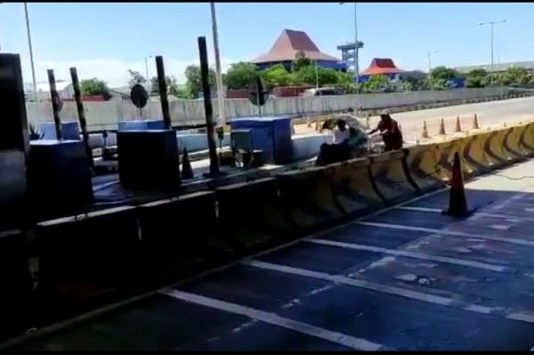 Becak Nekat, Terobos Tol Surabaya-Gresik