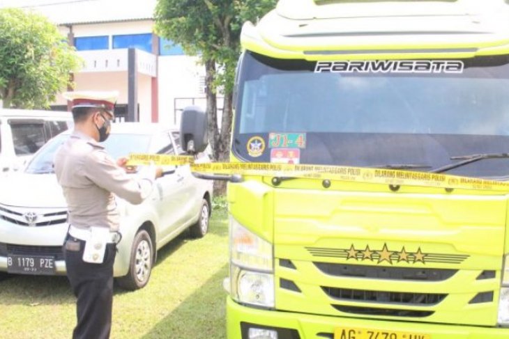  Empat kendaraan travel  diamankan di  Mapolres Madiun. (ist()