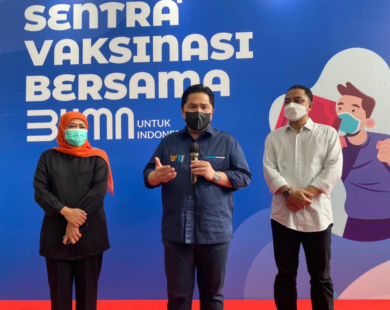 Menteri BUMN, Erick Tohir, didampingi Gubernur Jawa Timur dan Walikota Surabaya saat memberikan keterangan pers kepada awak media di Surabaya, Minggu  28 Maret 2021 (Foto / Reno Reksa/ Metro TV)