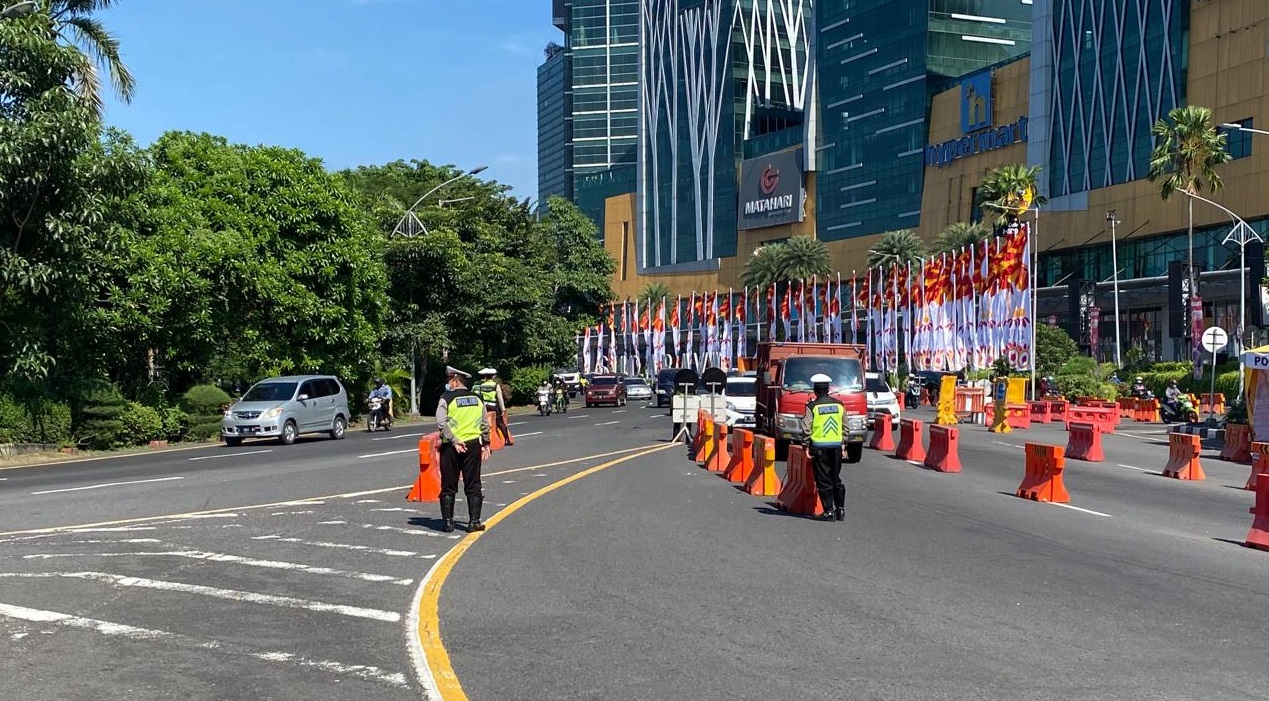 Penyekatan kendaraan di Bundara Waru perbatasan Surabaya (Foto/Reno/Metro TV)