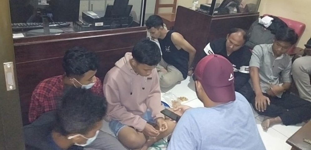 Enam pemuda di Mojokerto diamankan usai diduga terlibat aksi pengeroyokan (Foto / Istimewa)