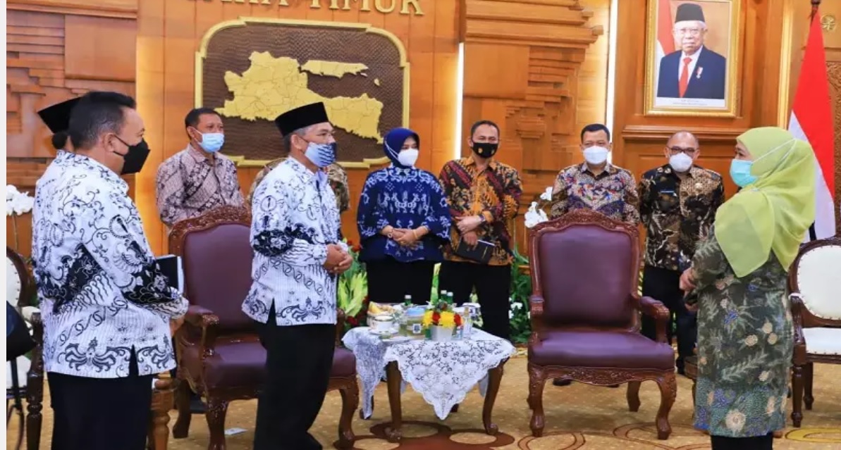 Gubernur Jatim, Khofifah Indar Parawansa menerima perwakilan PGRI dan Musyawarah Kerja Kepala Sekolah (MKKS) SMA, SMK dan SLB Se-Jatim di Gedung Negara Grahadi Surabaya (Foto / Hum)
