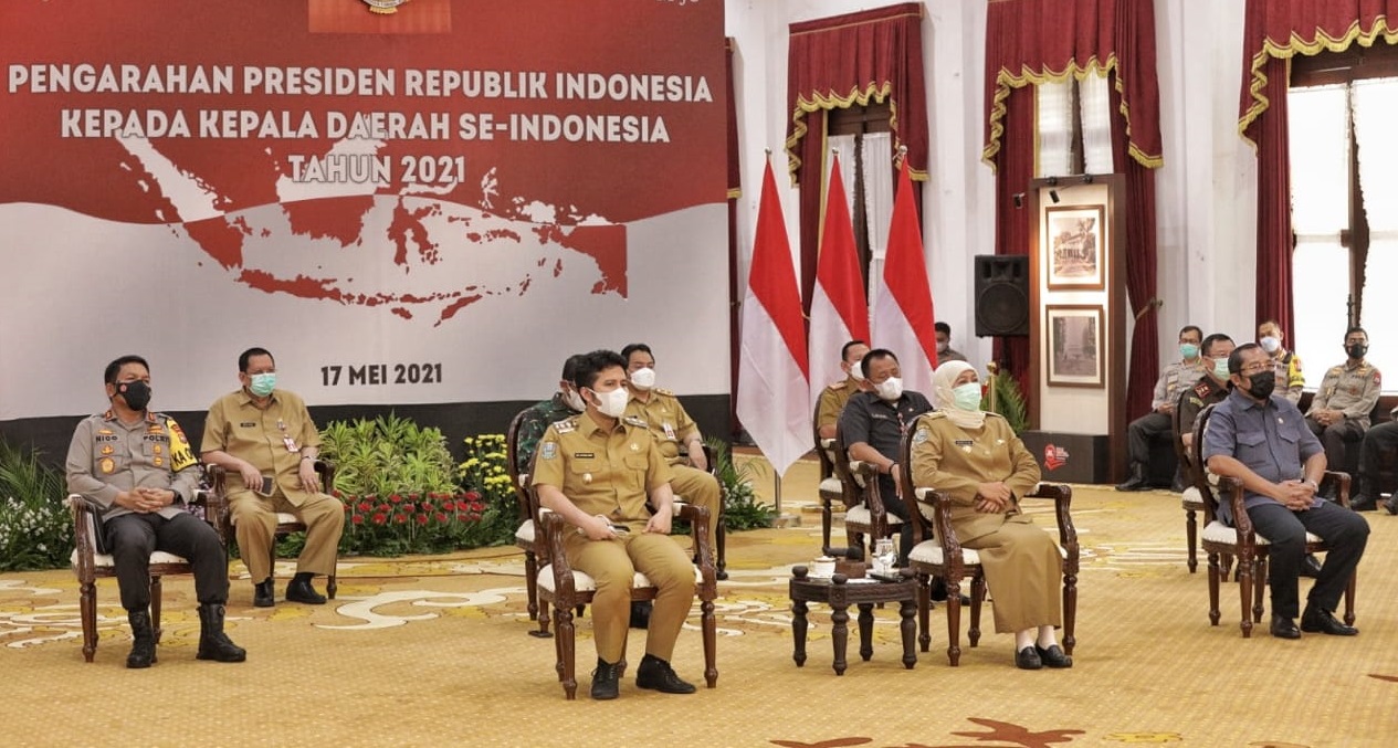 Forkompimda Jatim mengikuti zoom meeting arahan Presiden RI Joko Widodo, di Gedung Negara Grahadi, Surabaya (Foto / Metro TV)