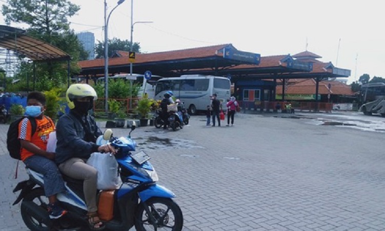 Suasana di Terminal Purabaya Bungurasih yang sudah mulai didatangi penumpang dari berbagai kota tujuan (Foto / Metro TV)