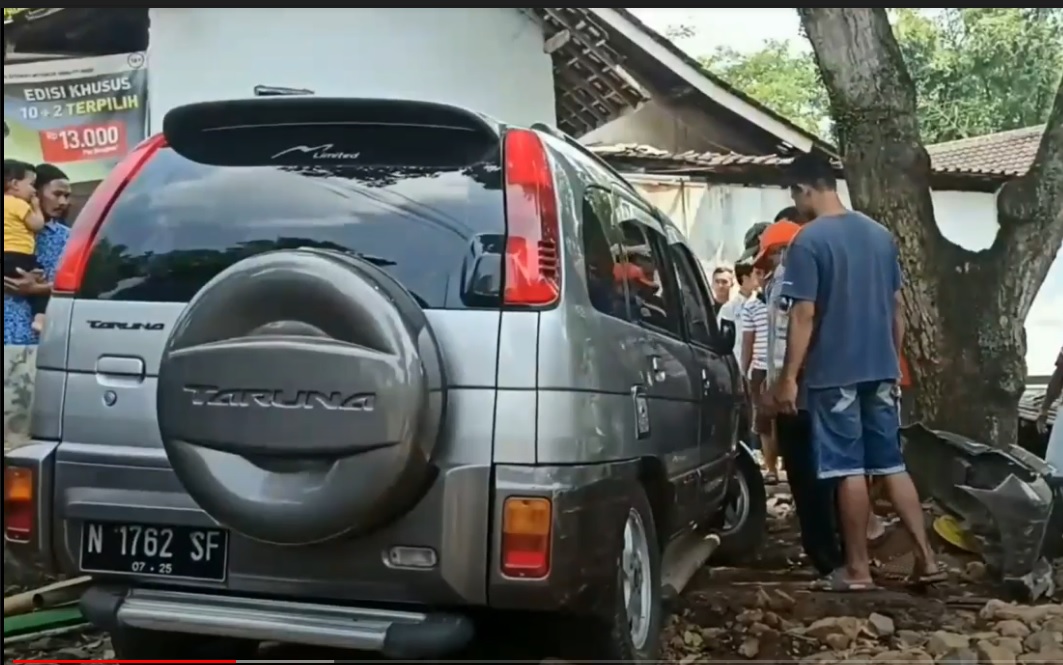 Kondisi mobil yang menabrak warung di Kabupaten Pasuruan, Jawa Timur (metrotv)