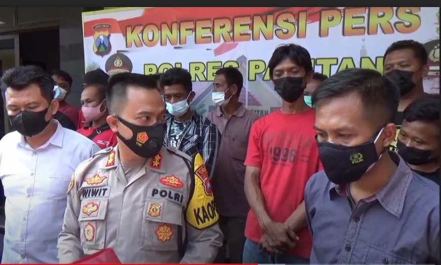  Kapolres Pacitan, AKBP  Wiwit Ari Wibisono membeber kasus 'penyeludupan' pemudik lewat jalur tikus. (metrotv)