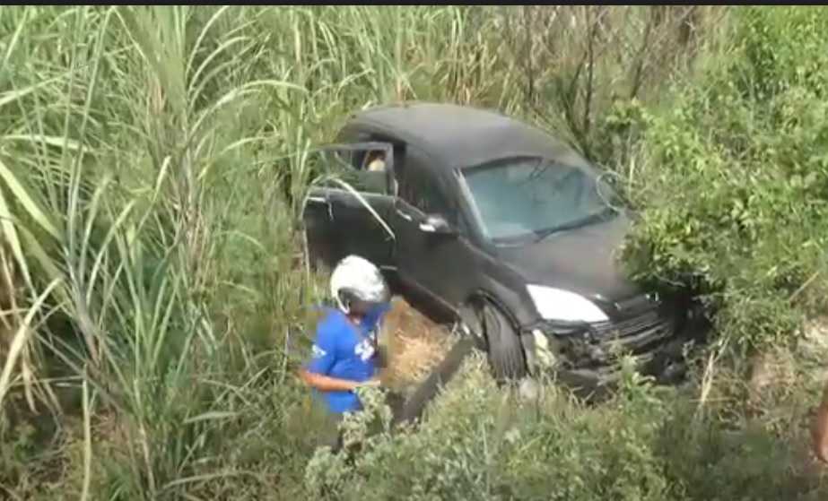 Mobil Pemudik Plat M Terguling di Jombang, Masuk Sawah!
