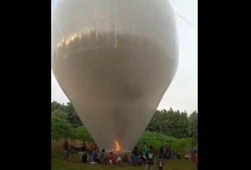 Aksi warga Madiun yang menerbangkan balon udara viral di media sosial/ (metrotv) 