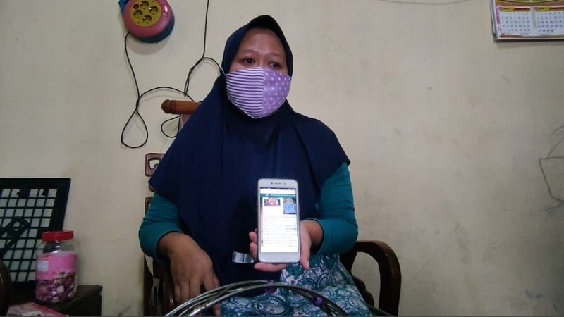 ML menunjukkan bukti teror dari debt collector dari pinjaman online yang ia lakukan (Foto / Istimewa)