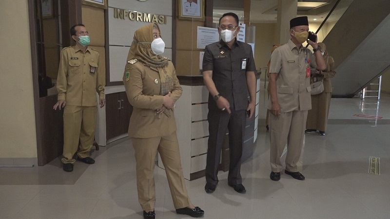 Wali Kota Mojokerto Ika Puspitasari  saat melakukan inspeksi mendadak (sidak) gedung GMSC (Foto / Metro TV)