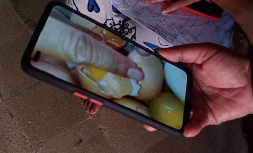 Polisi memastikan beredarnya video telur palsu yang beredar di Kediri hoaks (Foto / Metro TV)