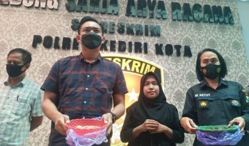 Kasatreskrim Polres Kediri Kota, Iptu Girindrawardhana memastikan telur viral di Kediri asli (Foto / Metro TV)