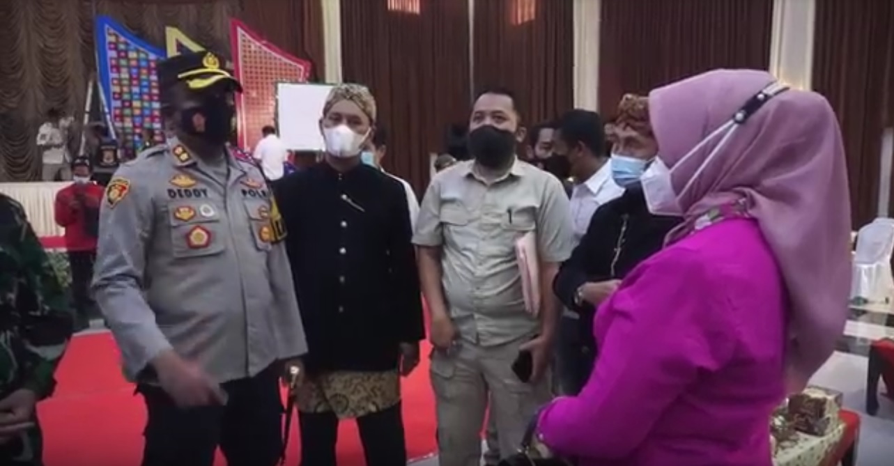 Kapolres Mojokerto AKBP Deddy Supriadi saat membubarkan dua wisuda di hotel Mojokerto (Foto / Metro TV)