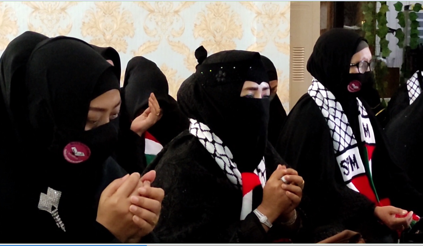 Sejumlah ibu-ibu di Sidoarjo tak kuasa menahan air mata saat doa bersama untuk rakyat Palestina. (metrotv)