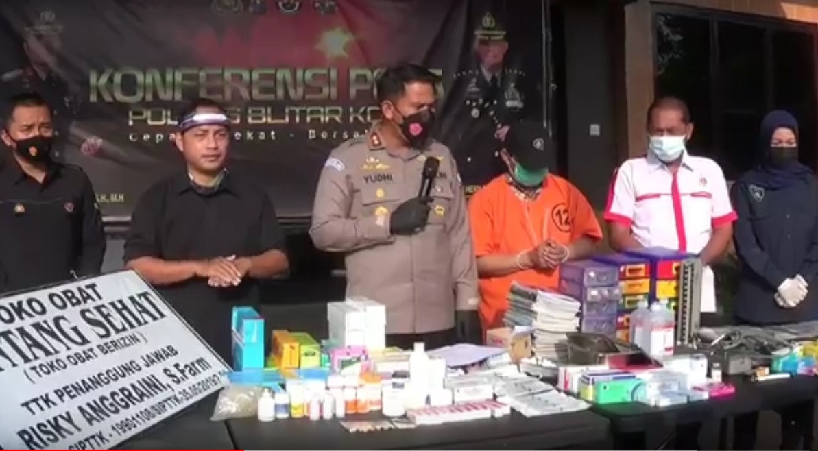 Kapolres Blitar Kota,  AKBP  Yudhi Hery Setyawan membeber barang bukti. (metrotv)