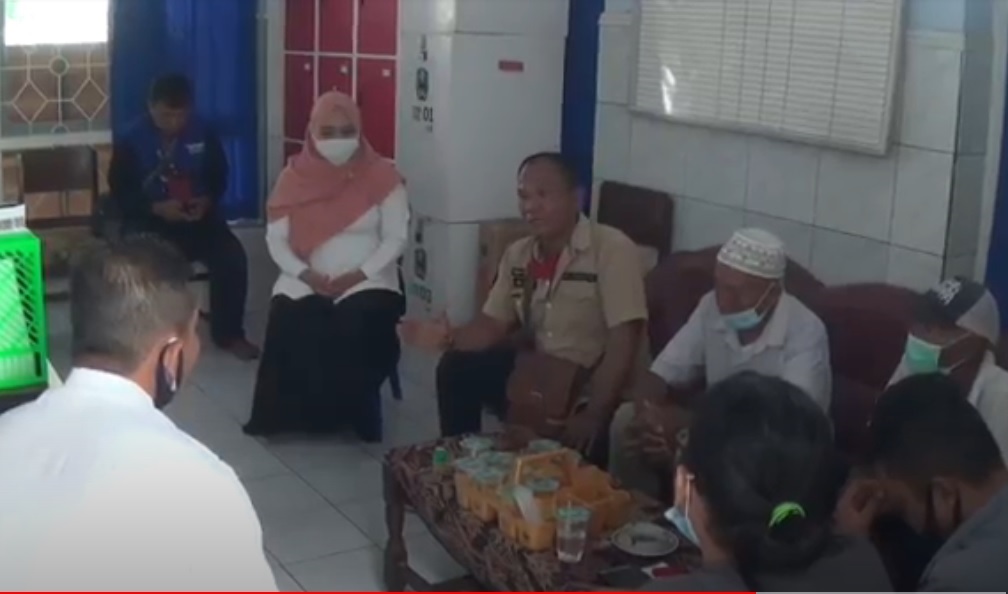 Sejumlah warga Magetan mendatangi kantor desa mempetanyakan penarikan kembali uang BLT. (metrotv) 