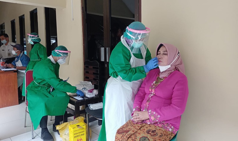 Pengelola tempat wisuda menjalani tes swab di Mapolres Mojokerto (Foto / Metro TV)