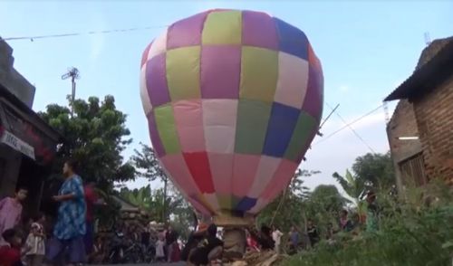 Ratusan warga Jombang berkumpul untuk menerbangkan balon udara sebagai tradisi tahunan menutup perayaaan Idul Fitri (Foto / Metro TV)