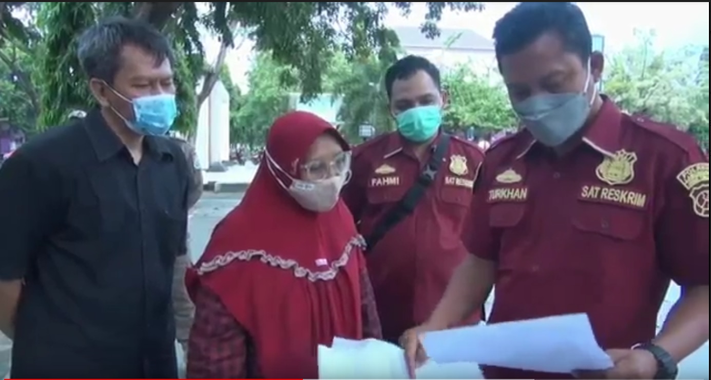 Polisi mengamankan satu keluarga yang memalsukan surat hasil rapid tes antigen di Lamongan (Foto / Metro TV)