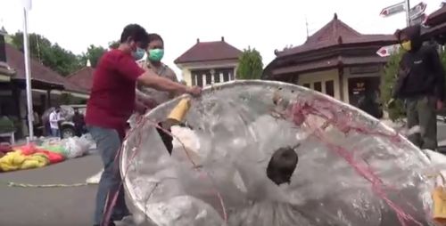 Petugas mengamankan dan memusnahkan balon udara yang terjaring razia (Foto / Metro TV)