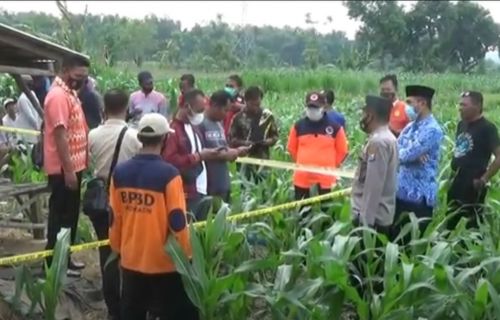 Aparat kepolisan dan warga mendatangi lokasi sumur yang menewaskan dua orang di Probolinggo. (metrotv)