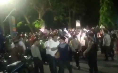Ratusan warga Gresik berusaha masuk balai desa untuk menghentikan jalannya pelantikan. (metrotv)