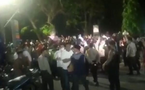 Ratusan Warga Benjeng Geruduk Balai Desa, Imbas Lulusan Unair Kalah dari Kejar Paket C