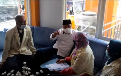 Wali Kota Surabaya, Eri Cahyadi menemui sejumlah warga di Kantor Kelurahan Bubutan. 