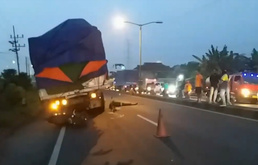 Tabrak Truk Mogok, Pemotor Tewas di Gempol