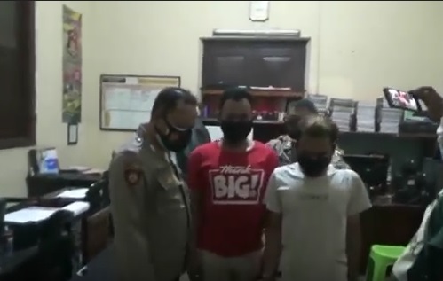 Dua pelaku perampas HP digiring ke Mapolsek Dringu, Probolinggo. (metrotv)