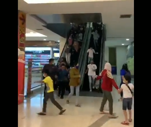 Suasana kepanikan di Swalayan Blitar Square (Blitos) Kota Blitar saat gempa Jumat malam. (metrotv)