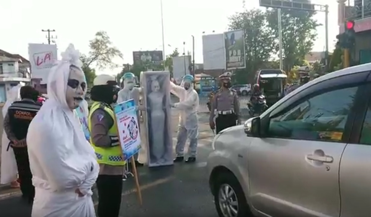 Ingatkan Covid-19 Masih Ada, Polres Tulungagung Bawa Peti Mati dan Pocong
