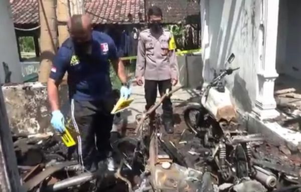 Sakit Hati, Preman Kampung Bakar Rumah Kontrakan Mantan Istri
