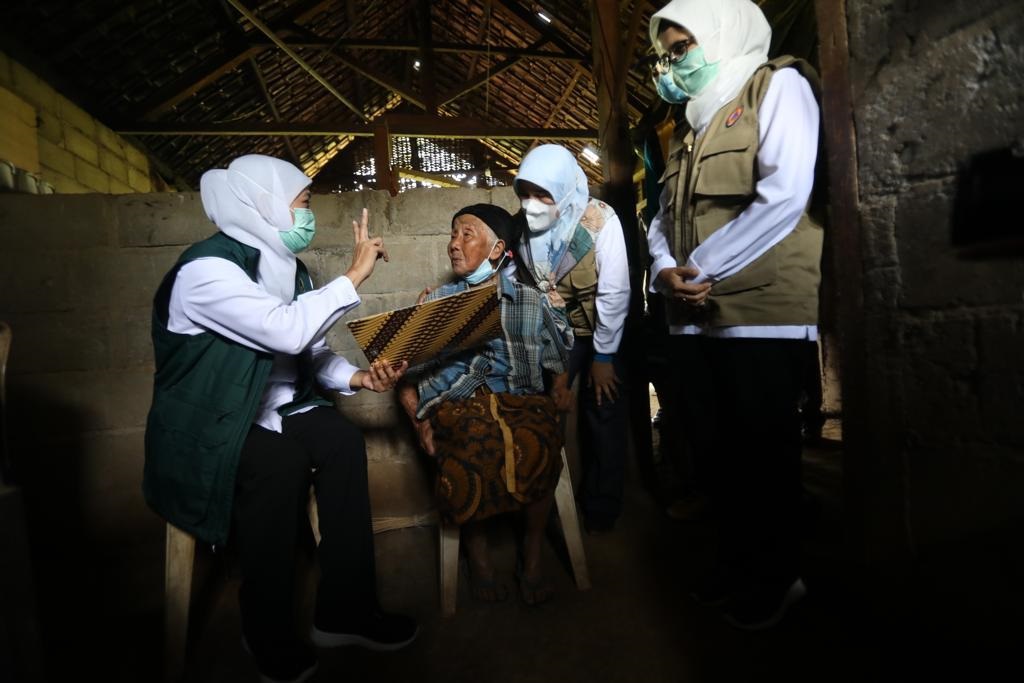 Gubernur Jatim, Khofifah Indar Parawansa, saat meninjau rumah warga terdampak gempa di Kecamatan Selorejo, Kabupaten Blitar.