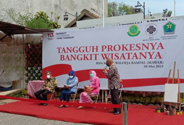 Vaksinasi covid-19 kepada pelaku pariwisata di Rumah Sakit Ibu dan Anak Mardi Waloeja Rampal, Kota Malang - - Foto: Medcom/ Daviq Umar