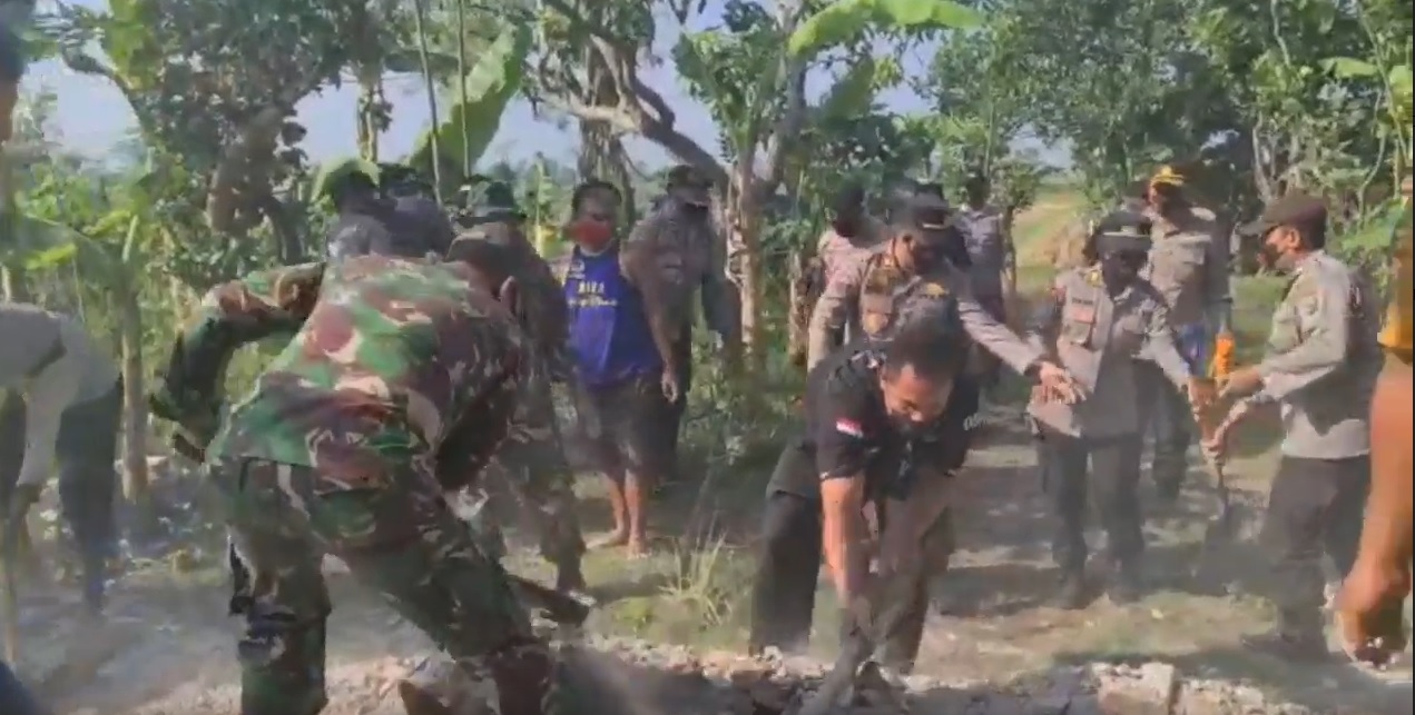 TNI dan Polri membersihkan reruntuhan bangunan pasca gempa Blitar (Foto / Metro TV)