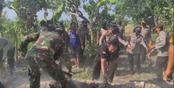 Pasca Gempa Blitar, Polisi dan TNI Bersihkan Reruntuhan