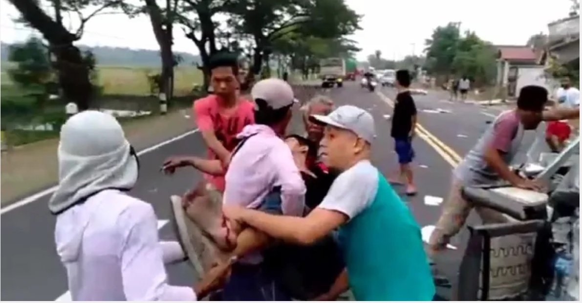 Warga membantu mengevakuasi korban kecelakaan di Madiun (Foto / Metro TV)