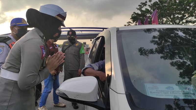 Kendaraan dipaksa putar balik di Mojokerto setelah terjaring di check point (Foto / Metro TV)